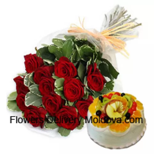 Bouquet de 11 roses rouges avec des remplissages saisonniers accompagné d'un gâteau aux fruits de 1/2 kg (1 lb)