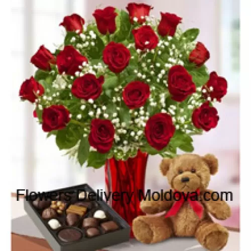 25 roses rouges avec des fougères dans un vase en verre, un mignon ours en peluche brun et une boîte de chocolats importés