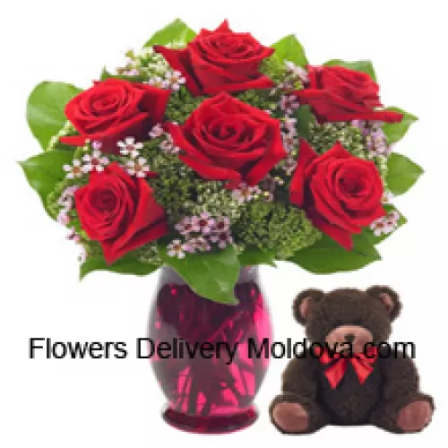 7 Roses Rouges avec des Fougères dans un Vase en Verre accompagnées d'un Mignon Ourson de 14 Pouces