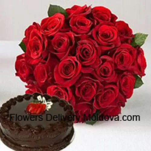 Bouquet de 25 roses rouges avec des garnitures saisonnières accompagné d'un gâteau au chocolat truffé de 1/2 kg