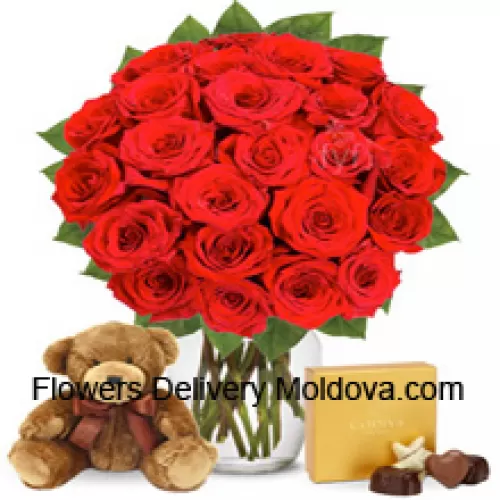 25 roses rouges avec des fougères dans un vase en verre accompagné d'une boîte de chocolats importés
