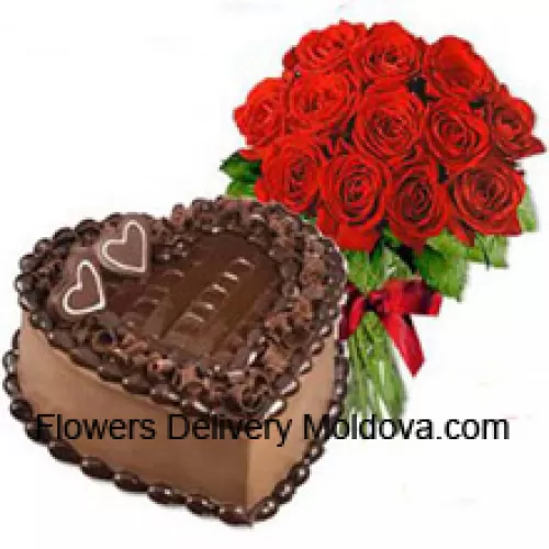 Bouquet de 11 roses rouges avec des remplissages saisonniers accompagné d'un gâteau au chocolat en forme de cœur de 1 kg