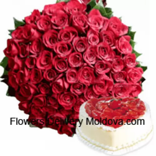 Bouquet de 101 roses rouges avec des remplisseurs saisonniers accompagné d'un gâteau à la vanille en forme de cœur de 1 kg