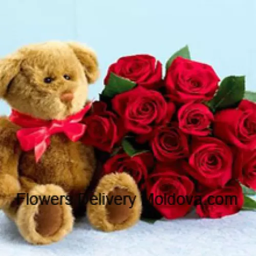 Bouquet de 11 roses rouges avec des garnitures saisonnières et un mignon ours brun en peluche