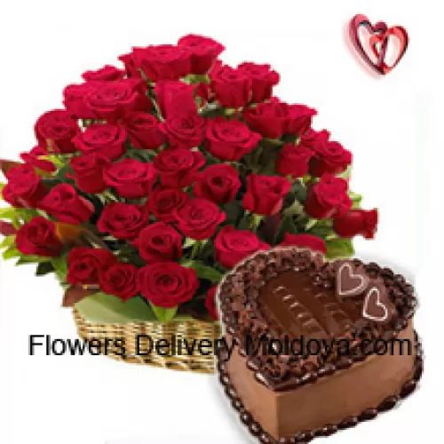 Un magnifique arrangement de 51 roses rouges accompagné d'un gâteau au chocolat en forme de cœur de 1 kg