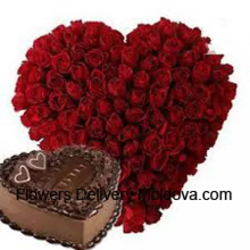 Arrangement en forme de cœur de 101 roses rouges avec 1 kg de gâteau au chocolat en forme de cœur