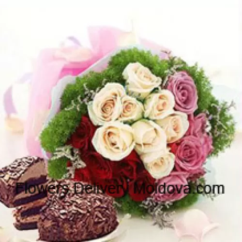 Bouquet de 9 roses roses, 8 blanches et 8 rouges avec des garnitures saisonnières accompagnées d'un gâteau Forêt-Noire de 1 lb (1/2 kg)