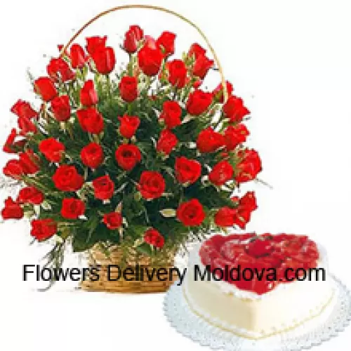 Un magnifique panier de 51 roses rouges avec des garnitures de saison et un gâteau à la vanille en forme de cœur de 1 kg