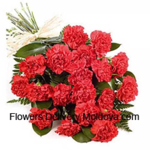 Un magnifique bouquet de 25 œillets rouges avec des garnitures saisonnières
