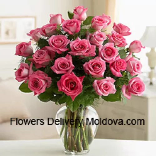 37 roses roses avec quelques fougères dans un vase en verre
