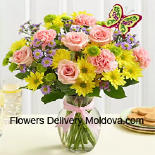 Roses roses, oeillets roses et gerberas jaunes avec des remplissages saisonniers dans un vase en verre - 25 tiges et remplissages
