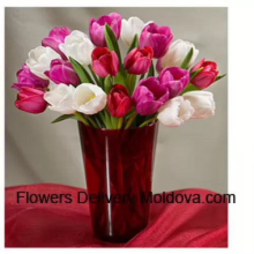 Tulipes de différentes couleurs avec des remplisseurs saisonniers dans un vase en verre - Veuillez noter que en cas de non disponibilité de certaines fleurs saisonnières, celles-ci seront substituées par d'autres fleurs de même valeur