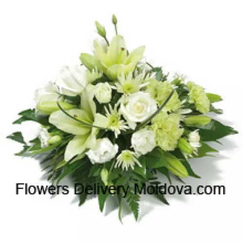 Un bel arrangement de roses blanches, de oeillets blancs, de lys blancs et de fleurs blanches assorties avec des garnitures saisonnières