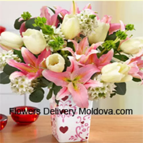 Lys roses et tulipes blanches avec des remplissages blancs assortis dans un vase en verre - Veuillez noter qu'en cas de non disponibilité de certaines fleurs saisonnières, celles-ci seront remplacées par d'autres fleurs de même valeur