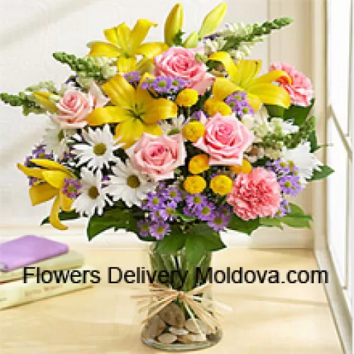 Roses roses, œillets roses, gerberas blancs et lys jaunes avec des remplissages saisonniers dans un vase en verre