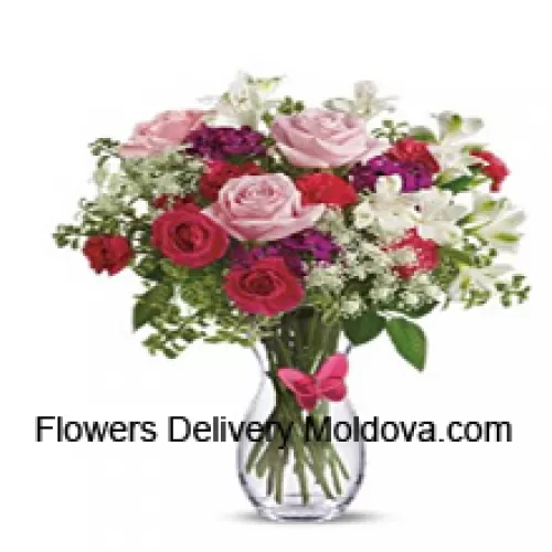 Roses rouges, roses roses, oeillets rouges et autres fleurs assorties avec des remplissages dans un vase en verre - 25 tiges et remplissages
