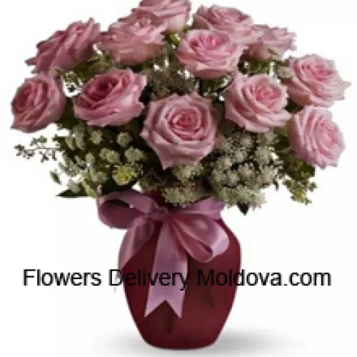 11 Roses Roses Avec Divers Remplissages Blancs Dans Un Vase En Verre