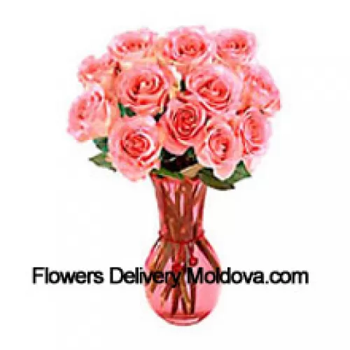 11 roses roses dans un vase en verre
