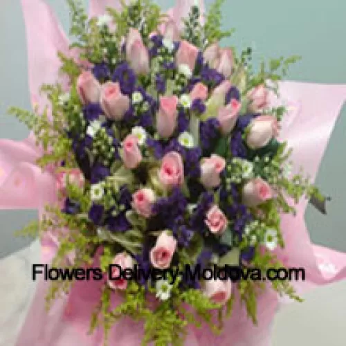 Bouquet de 31 roses roses avec des remplissages saisonniers