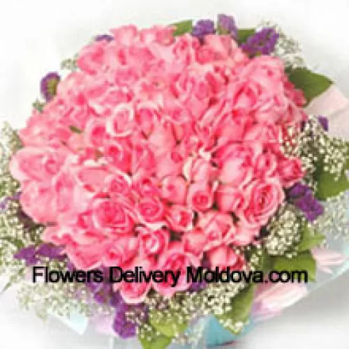 Bouquet de 101 roses roses avec des garnitures saisonnières