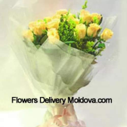 Bouquet de 11 roses jaunes avec des remplissages saisonniers