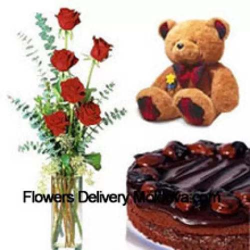 7 roses rouges dans un vase avec un gâteau au chocolat de 1/2 kg (1,1 lb) et un ours en peluche de taille moyenne mignon
