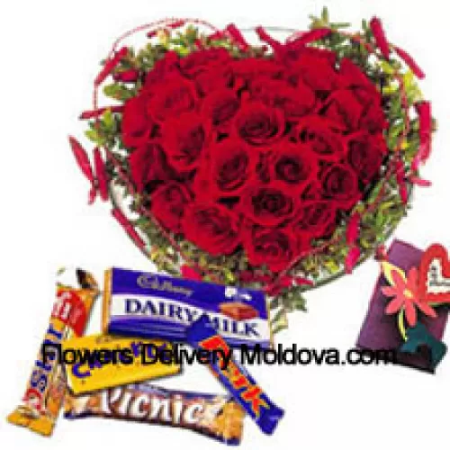 Arrangement en forme de cœur de 41 roses rouges, chocolats assortis et une carte de vœux gratuite
