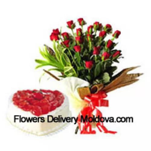 Bouquet de 25 roses rouges avec un gâteau en forme de cœur à l'ananas de 1 kg