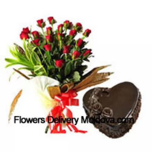 Bouquet de 25 roses rouges avec 1 kg de gâteau au chocolat en forme de cœur