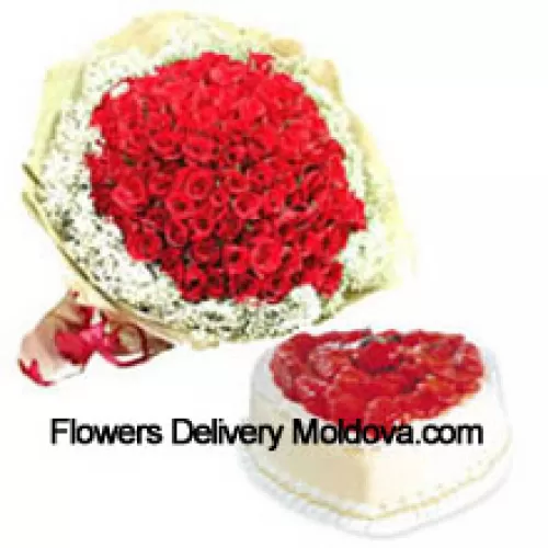 Bouquet de 101 roses rouges avec des remplisseurs saisonniers et un gâteau en forme de cœur à l'ananas de 1 kg