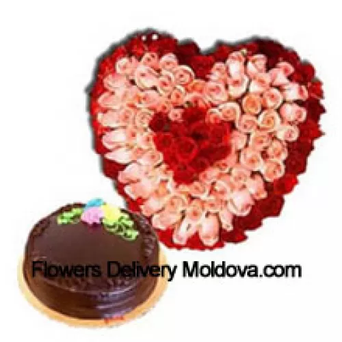 Arrangement en forme de cœur de 151 roses (rouges et roses) accompagné d'un délicieux gâteau au chocolat truffé de 1 kg