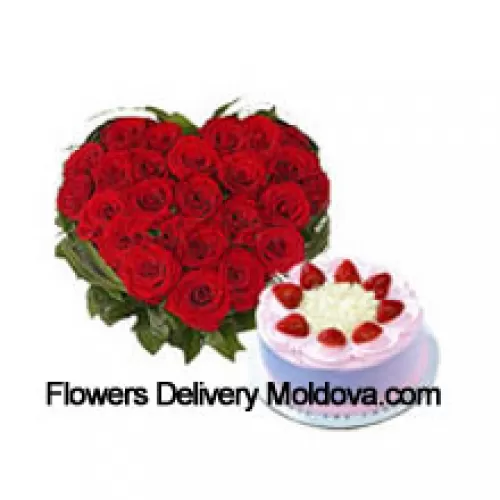 Arrangement en forme de cœur de 41 roses rouges accompagné d'un gâteau aux fraises de 1/2 kg