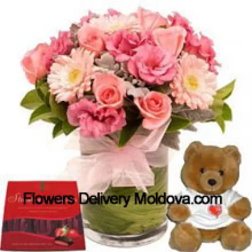 Fleurs assorties dans un vase, un ours en peluche mignon et une boîte de chocolat