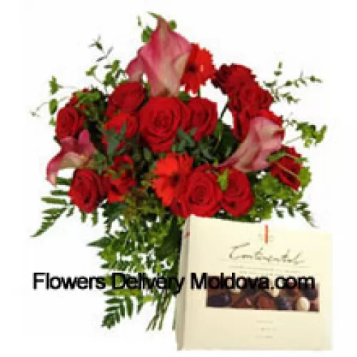 Gérberas rouges et roses dans un vase accompagnés d'une boîte de chocolat