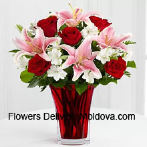 6 roses rouges et 5 lys roses avec des remplisseurs saisonniers dans un beau vase en verre
