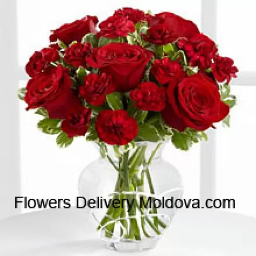 9 Roses rouges et 8 Oeillets rouges dans un vase en verre
