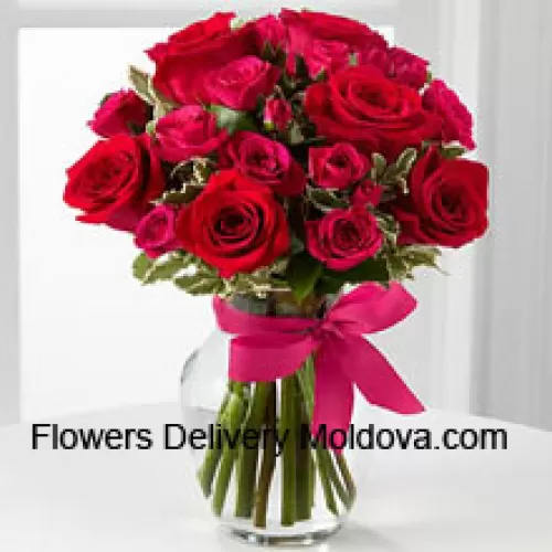 19 Roses Rouges avec des Remplisseurs de Saison dans un Vase en Verre Décoré d'un Nœud Rose