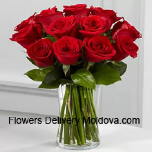 11 Roses Rouges avec des Fougères dans un Vase