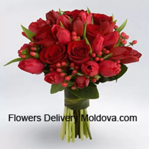 Bouquet de roses rouges et de tulipes rouges avec des remplisseurs saisonniers rouges.