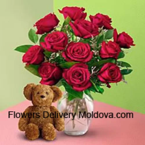 11 roses rouges avec quelques fougères dans un vase et un mignon ours en peluche brun de 8 pouces